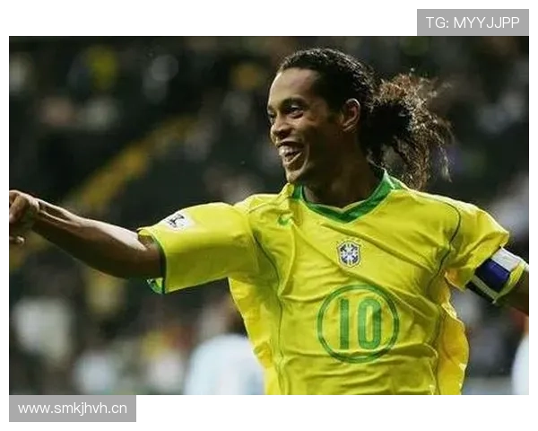 刷到罗纳尔迪尼奥深夜颠球的照片，豪宅泳池灯比我一个月房租还亮，气得想把手机扔了